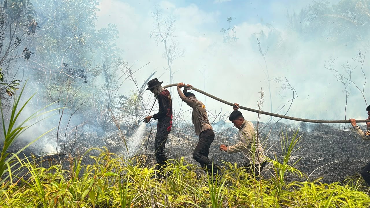 Petugas Padamkan Titik Api Baru