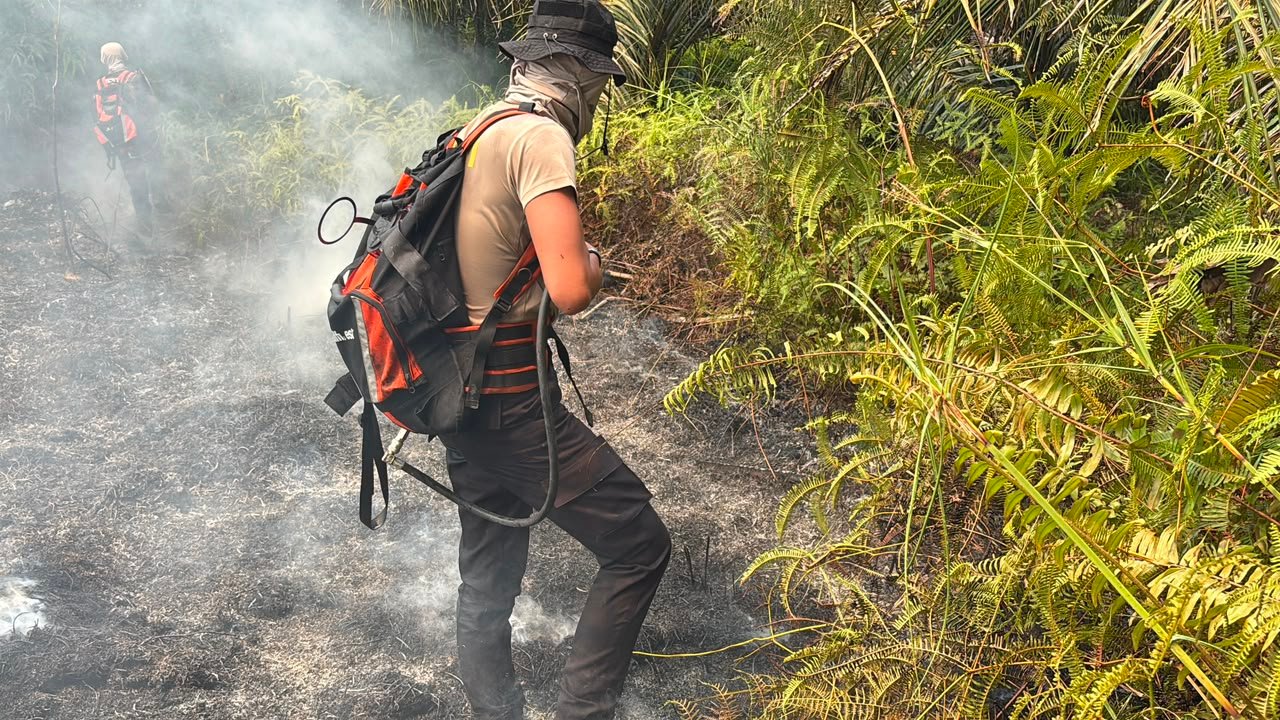 Kebakaran Lahan SP 6 Kembali Ditangani, Petugas Padamkan Titik Api Baru