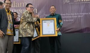Bupati Syarwani Terima Anugerah Sahabat Pers Nasional