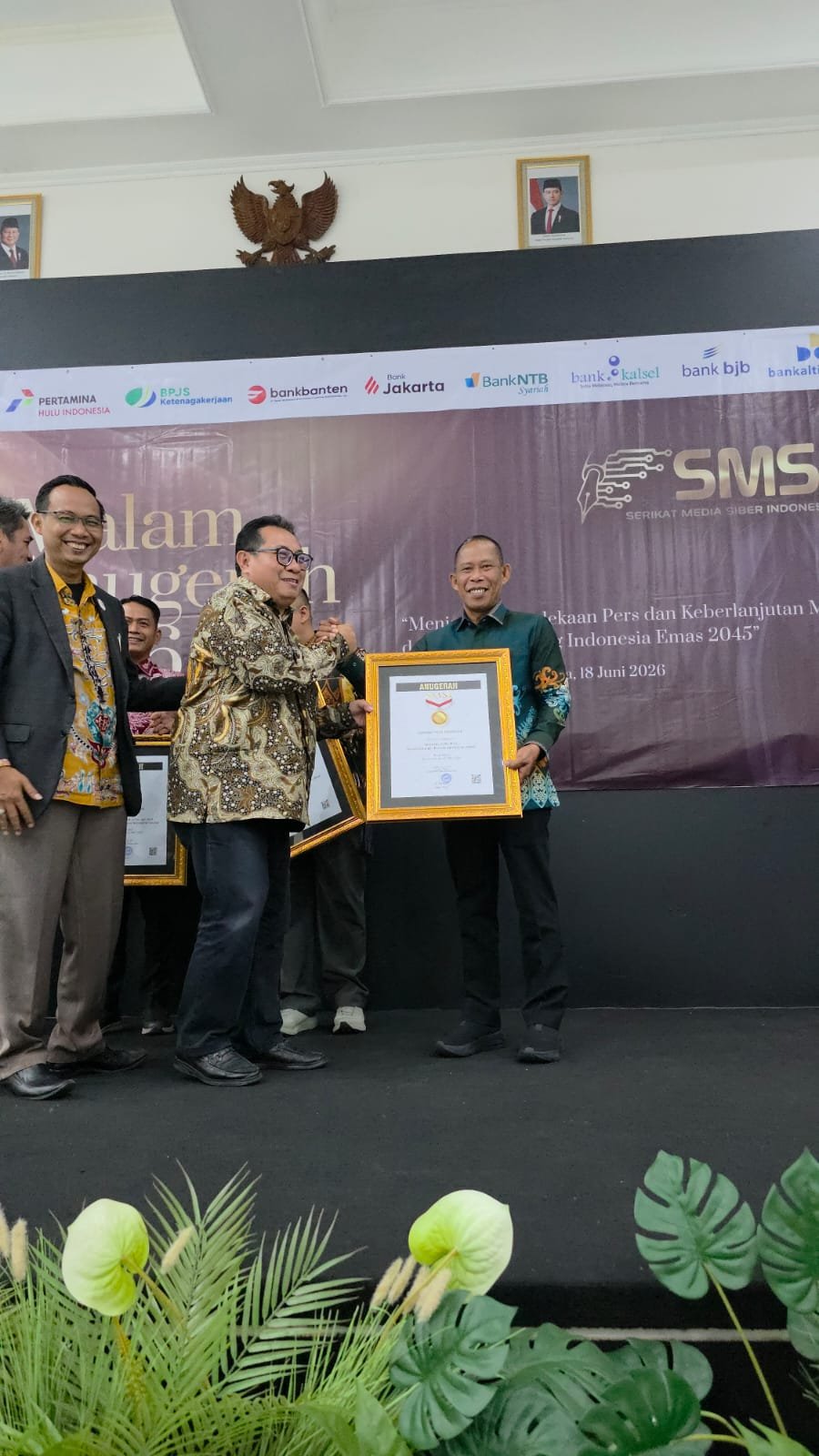 Bupati Syarwani Terima Anugerah Sahabat Pers Nasional