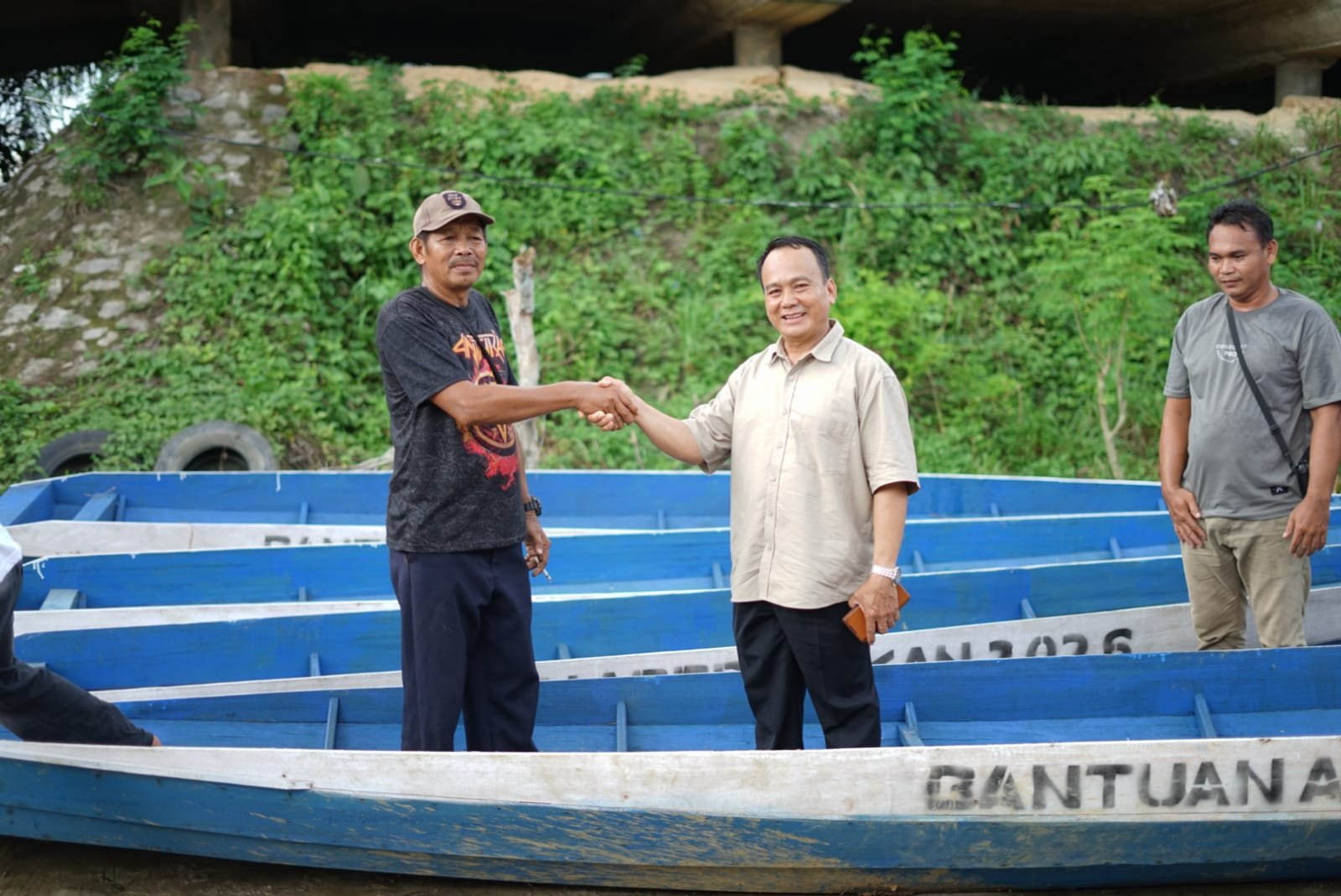 Serahkan 15 Perahu untuk Nelayan