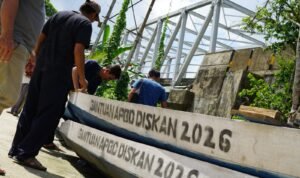 Serahkan 15 Perahu untuk Nelayan