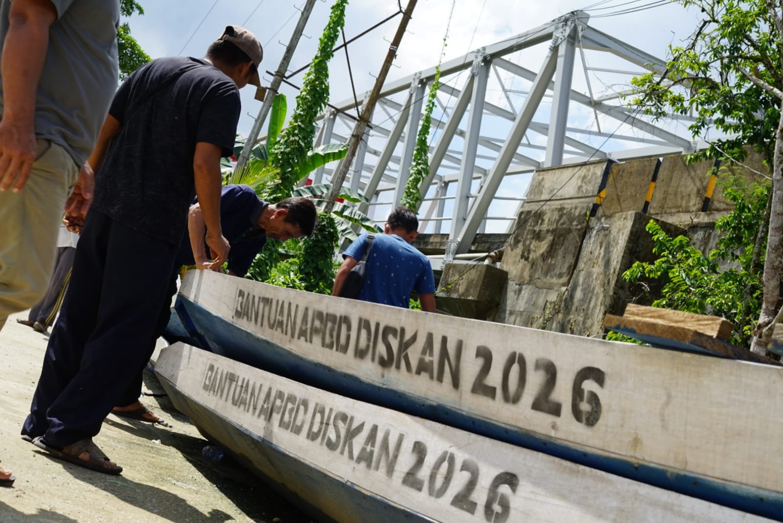 Serahkan 15 Perahu untuk Nelayan